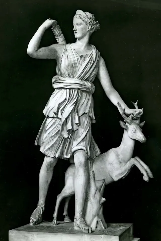 Die historische Artemis-Skulptur, erweckt — Haut statt Stein