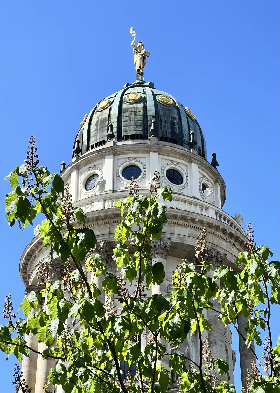 Nike-Statue auf der Kuppel des Französischen Doms, Gendarmenmarkt Berlin — BerliNike