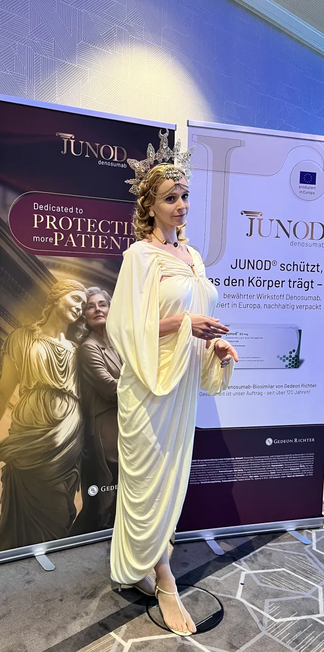 The goddess JUNO as a living statue at Gedeon Richter's JUNOD brand appearance